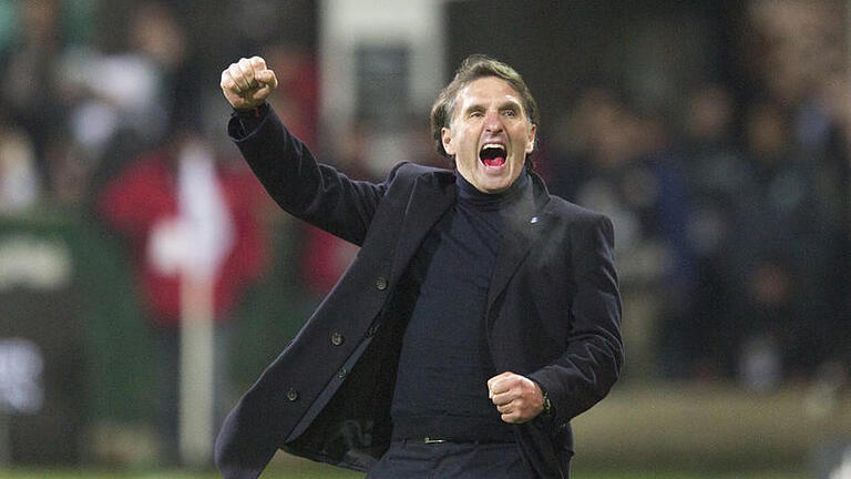 Bruno Labbadia       -  Bruno Labbadia springt mit dem HSV nach dem Sieg über Werder Bremen auf Platz sechs. Foto: Jörg Sarbach