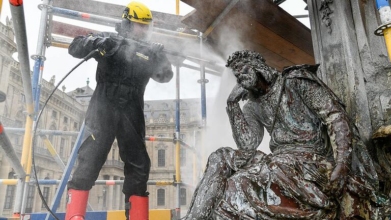 Nick Heyden ist Experte auf seinem Gebiet: Er entfernt seit Montag den hartnäckigen Kalk von den Statuen des Frankoniabrunnens.