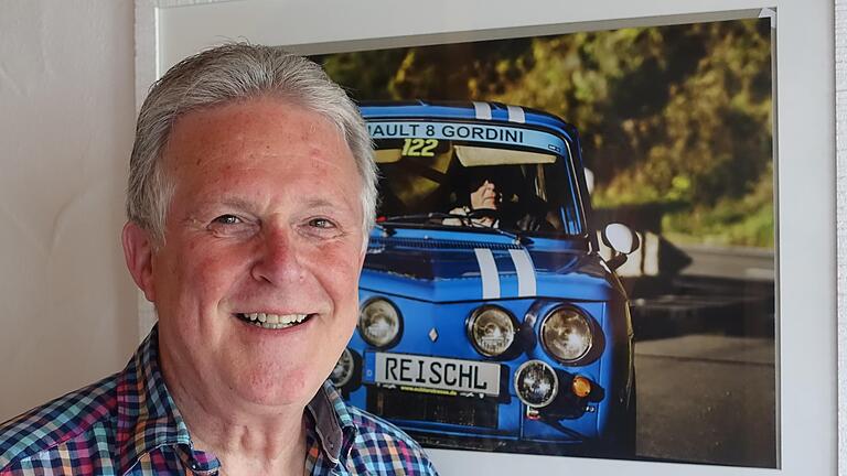 Winfried Reischl in Massenbuch von einem Foto seines aktuellen Renault-R8-Gordini.