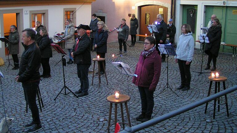 Lieder für den Frieden bei Kerzenschein: Auf Initiative des Musikalischen Vereins nahm auch Winterhausen an der Aktion 'Deutschland singt' am 3. Oktober teil.