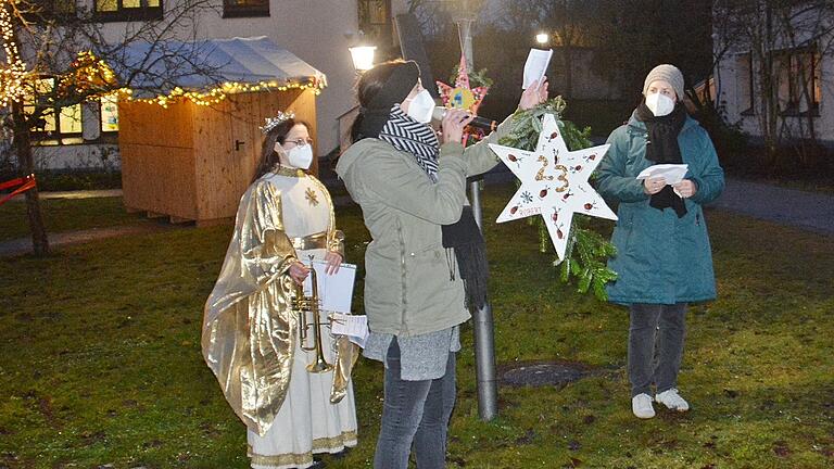 24 Sterne findet man ab sofort in Maria Bildhausen. Beim ersten Stern war das Bad Königshofener Christkind dabei, als Melanie Buld und Gemeindereferentin Maria Krines dazu einen adventlichen Impuls gaben.