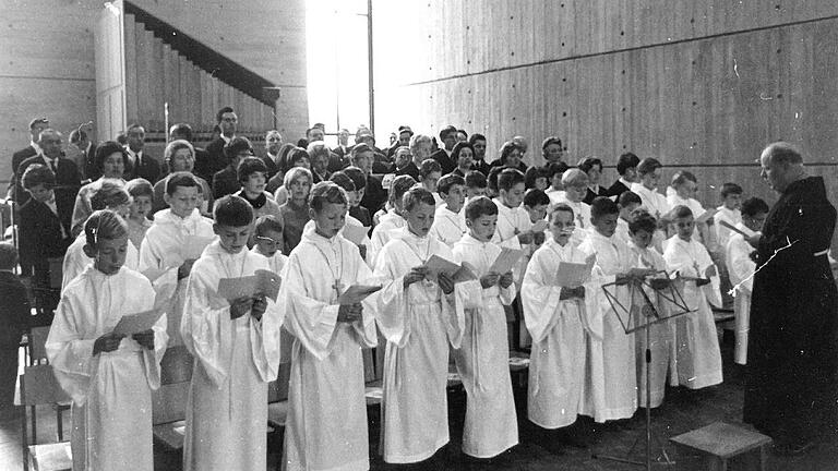 Das Archivfoto entstand 1967 bei der Einweihung der Kirche 'Zur Heiligen Familie' in Karlstadt (Lkr. Main-Spessart). Rechts: der des Missbrauchs beschuldigte damalige Chorleiter Pater Norbert Weber. Das Archivfoto entstand 1967 bei der Einweihung der Kirche 'Zur Heiligen Familie' in Karlstadt (Lkr. Main-Spessart). Rechts: der des Missbrauchs beschuldigte damalige Chorleiter Pater Norbert Weber.