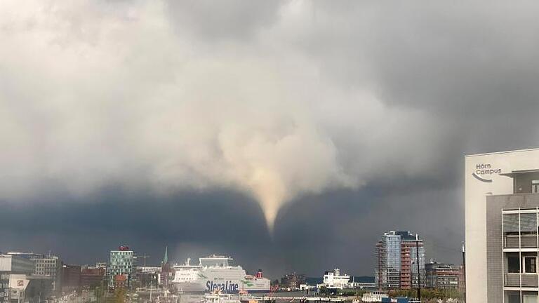 Tornado über Kiel: «Sind mit einem blauen Auge davon gekommen.». Foto: Philipp Brandl/dpa       -  Dieser Tornado wütete im September 2021 über den Dächern von Kiel.