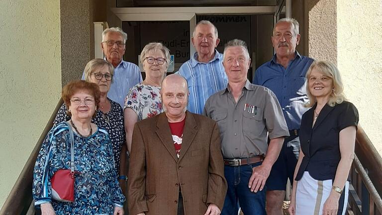 Über jahrzehntelange Mitgliedschaft im VdK freuten sich Wilfried Beck, Kurt Herbert und Manfred Dittmar (hinten von links), Luitgard Karch, Maria Katzenberger und Egbert Mangold (Mitte von links) sowie Margot Schaub-Schmidt, Vorsitzender Wolfgang Tritscher und VdK-Kreisgeschäftsführerin Lydia Vorndran.