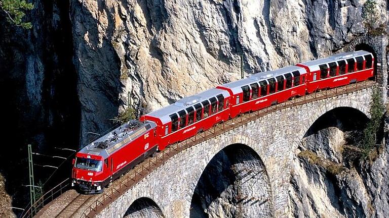 Bernina.jpeg       -  Spektakuläre Bahnstrecke: Der Bernina Express der Rhätischen Bahn fährt durch 55 Tunnel und über fast 196 Brücken.