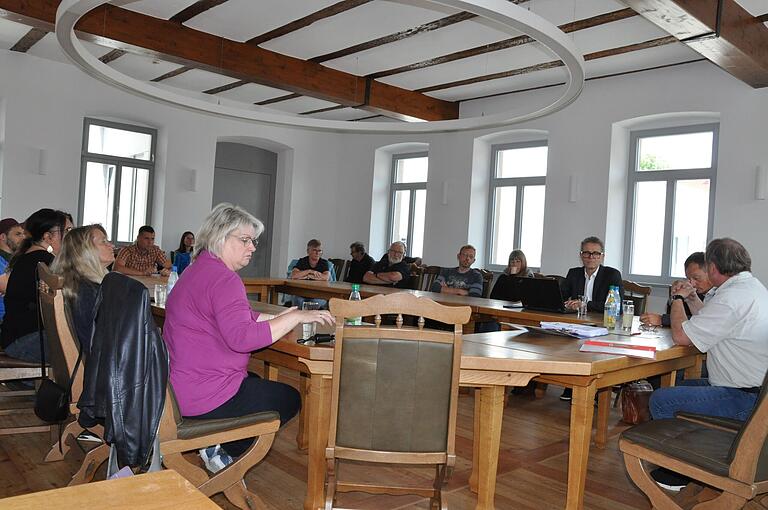 Heiße Diskussion um den erweiterten Funkmasten in Bundorf: Der Rathaussaal war um 14 Uhr gut besucht.