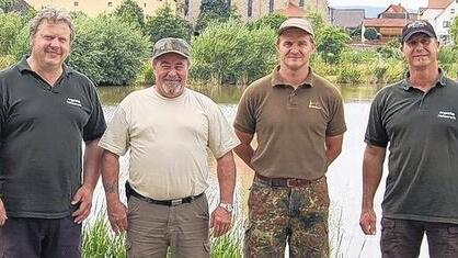 Harald Blüml, Vorsitzender des Angelclubs (links), und Schriftführer Marco Schopper (rechts) gratulierten den Siegern des Hegefischens, Reinhold Jahrsdörfer (Zweiter von links) und Frank Linder.