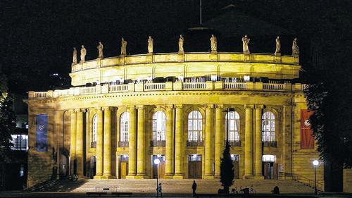 Umstrittene Theatergagen: Das Stuttgarter Opernhaus spiegelt sich im Wasser des davor liegenden Eckensees.