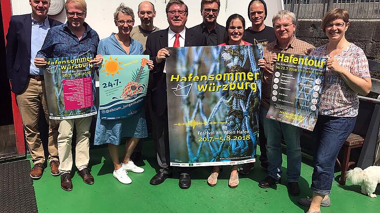 Vorfreude auf den 12. Hafensommer (von links): Stefan Maier (Bayerischer Rundfunk), Helmut Stahl (Freundeskreis Hafensommer), Kulturamtsleiterin Sybille Linke, Ralf Duggen (Programmteam), Bürgermeister Adolf Bauer, Kulturreferent Achim Könneke, Alexandra Rockenstein (Rockenstein AG), Basti Hofmann, Lutz Engelhardt und Antje Molz (alle Programmteam). Foto: Patrick Wötzel