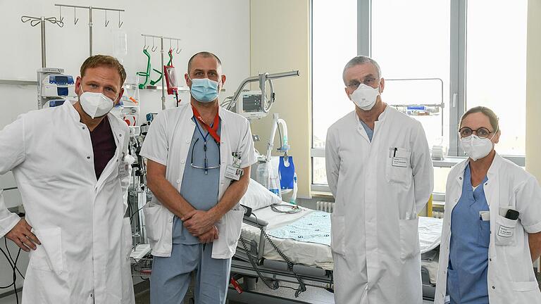 Blick in die Intensivstation der Missionsärztlichen Klinik in Würzburg: Dr. Matthias Held, Dr. Frank W. Kornitzky, Dr. Christian Kirchhoff und Dr. Sibyl Mittler vor einem freien Bett.