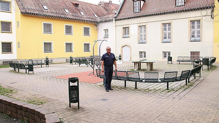 Andreas Mölter steht im Innenhof der JVA Bamberg, wo Gefangene täglich eine Stunde ihre Runden drehen und sich aufhalten können.