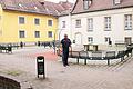 Andreas Mölter steht im Innenhof der JVA Bamberg, wo Gefangene täglich eine Stunde ihre Runden drehen und sich aufhalten können.