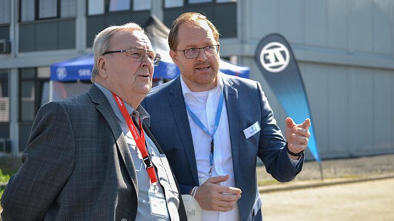 Jochen Benz (rechts), Leiter für Vertrieb und Geschäftsentwicklung der ZF Mobility Solutions, im Gespräch mit Hans-Georg Härter (links), ehemals ZF-Vorstandsvorsitzender.