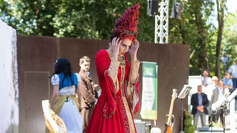 Szene aus 'Schneewittchen und die sieben Zwerge' in vergangenen Jahr. Auch heuer wird vor der Scherenburgruine in Gemünden gesungen, getanzt und gespielt.&nbsp;