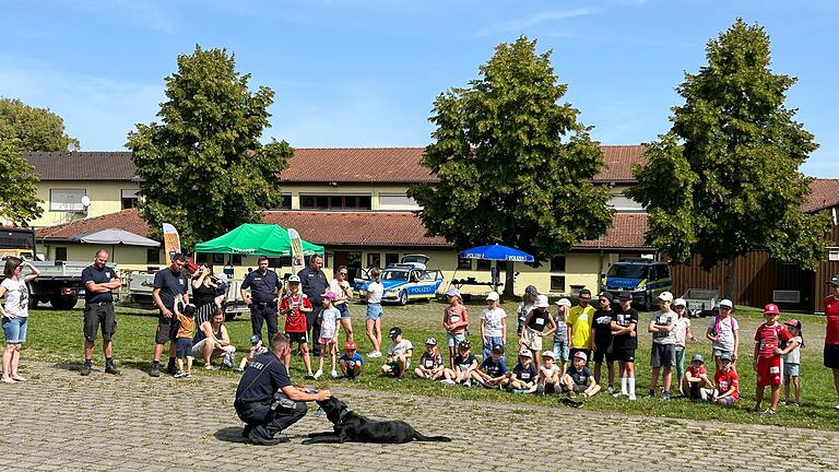 Zum Ferienprogramm in Burglauer kamen auch drei Polizeihunde.