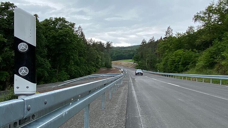Trotz Sperrung: Auf der neuen Straße sind schon vereinzelt Autofahrer unterwegs. Trotz Sperrung: Auf der neuen Straße sind schon vereinzelt Autofahrer unterwegs.