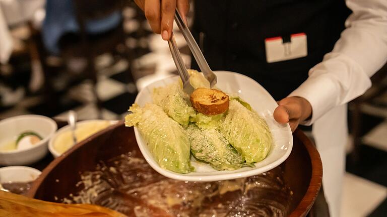 Der Caesar Salad feiert Jubiläum       -  Der Italiener Cesare Cardini kreierte den Salat 1924, sein Bruder Alex fügte später Anchovis hinzu.