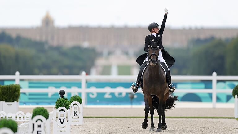 Paris 2024 - Pferdesport       -  Jessica von Bredow-Werndl rettet Gold als Schlussreiterin.