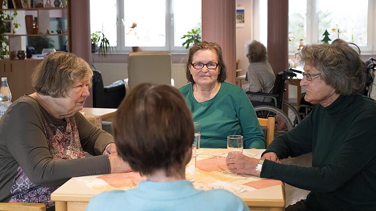 Bewohner des Pflegeheimes der AWO in der Winterhäuser Straße 11 (Heidingsfeld) überlegen, was sie im Marie-Juchacz-Haus in der Zellerau erwartet. Im Bild links Magdalena Seubert, hinten in der Mitte Elena Apenkina und rechts Marita Bartrow (vorne Ella Pfeuffer). Bewohner des Pflegeheimes der AWO in der Winterhäuser Straße 11 (Heidingsfeld) überlegen, was sie im Marie-Juchacz-Haus in der Zellerau erwartet. Im Bild links Magdalena Seubert, hinten in der Mitte Elena Apenkina und rechts Marita Bartrow (vorne Ella Pfeuffer).