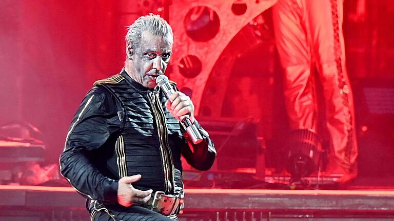 Rammstein vor Berliner Heimspielen.jpeg       -  Begleitet von Protesten wegen Vorwürfen gegen Sänger Till Lindemann haben Rammstein drei Konzerte in Berlin gespielt.