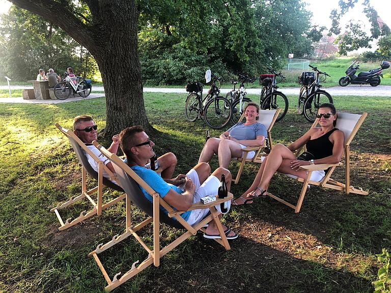 Gemütlich sitzen im Schatten der Eichen: Olga, Irene, Alex und Wilhelm hatten sich zufällig getroffen. Gemütlich sitzen im Schatten der Eichen: Olga, Irene, Alex und Wilhelm hatten sich zufällig getroffen.