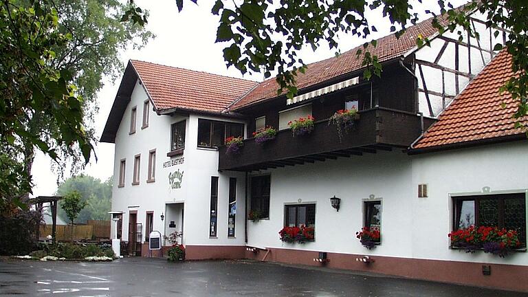 Der Marktheidenfelder Baumhof, ehemals das größte landwirtschaftliche Anwesen in Marktheidenfeld, ist fast 120 Jahre alt. Wäre es nach den Visionären gegangen, die den Golfsport in die Region brachten, wäre die 'Baumhof-Tenne' zum Vereinslokal des Golfclubs geworden und der Golfplatz würde im Istelgrund auf Karbacher Gemarkung liegen (Archivbild). Der Marktheidenfelder Baumhof, ehemals das größte landwirtschaftliche Anwesen in Marktheidenfeld, ist fast 120 Jahre alt. Wäre es nach den Visionären gegangen, die den Golfsport in die Region brachten, wäre die 'Baumhof-Tenne' zum Vereinslokal des Golfclubs geworden und der Golfplatz würde im Istelgrund auf Karbacher Gemarkung liegen (Archivbild).