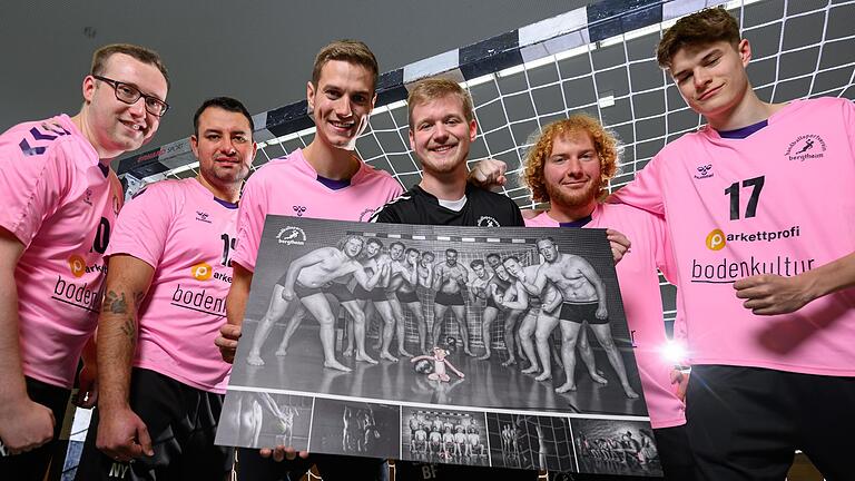 Spieler der Herrenmannschaft des HSV Bergtheim posieren in der Willy-Sauer-Halle in Bergtheim mit Bildern aus ihrem neuen Akt-Kalender. Der Erlös aus dem Kalenderverkauf geht vollständig an die Jugendabteilung des HSV. Spieler der Herrenmannschaft des HSV Bergtheim posieren in der Willy-Sauer-Halle in Bergtheim mit Bildern aus ihrem neuen Akt-Kalender. Der Erlös aus dem Kalenderverkauf geht vollständig an die Jugendabteilung des HSV.