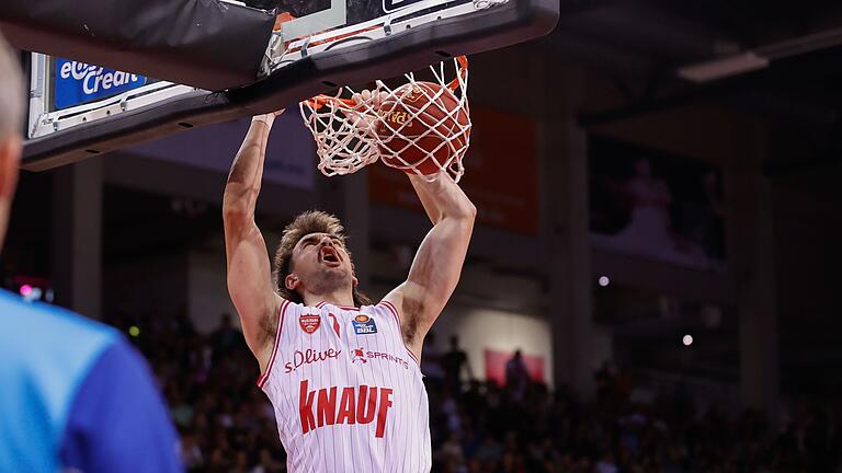 Der Würzburger Zac Seljaas beim Dunking. Den US-Amerikaner ließen die Bonner oft frei stehen, weil sie sich auf die Verteidigung gegen andere Spieler konzentrierten. Der Würzburger Zac Seljaas beim Dunking. Den US-Amerikaner ließen die Bonner oft frei stehen, weil sie sich auf die Verteidigung gegen andere Spieler konzentrierten.