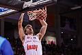 Der Würzburger Zac Seljaas beim Dunking. Den US-Amerikaner ließen die Bonner oft frei stehen, weil sie sich auf die Verteidigung gegen andere Spieler konzentrierten.