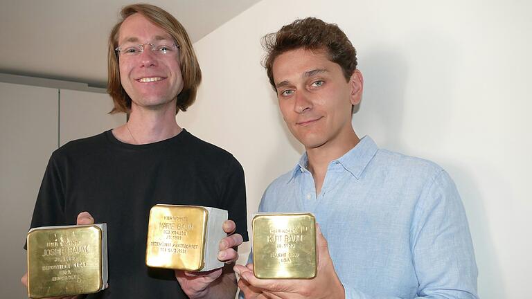 Joshua Postolski (rechts) und Andreas Ullmann mit den Stolpersteinen für die Familie Baum.