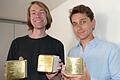 Joshua Postolski (rechts) und Andreas Ullmann mit den Stolpersteinen für die Familie Baum.