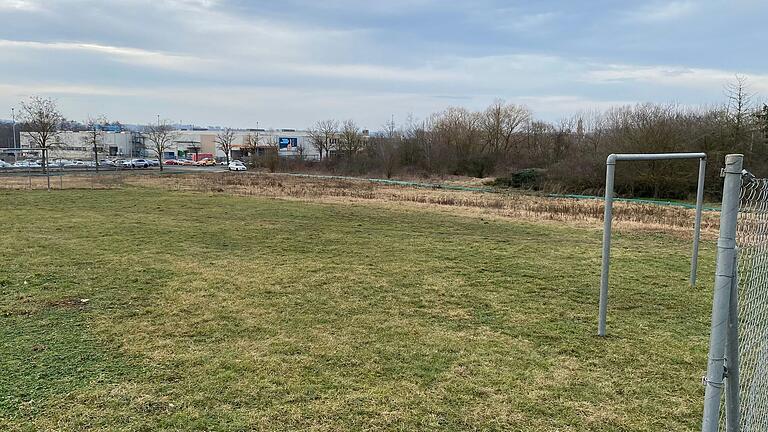 Vorher: Auf den bisherigen Bolzplatz wird der Bauhof ziehen. Im Hintergrund zu erkennen ist der dichte Bewuchs neben dem Volkacher Stadtsee, der lange sich selbst überlassen war. Vorher: Auf den bisherigen Bolzplatz wird der Bauhof ziehen. Im Hintergrund zu erkennen ist der dichte Bewuchs neben dem Volkacher Stadtsee, der lange sich selbst überlassen war.