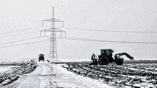 Traktoren im Schnee: Auch bei Minustemperaturen werden die Felder auf die neue Aussaat vorbereitet, so wie hier bei Theilheim (Lkr. Schweinfurt). Traktoren im Schnee: Auch bei Minustemperaturen werden die Felder auf die neue Aussaat vorbereitet, so wie hier bei Theilheim (Lkr. Schweinfurt).