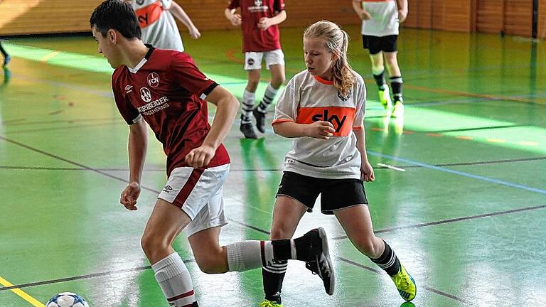 Der spätere Turniersieger 1. FC Nürnberg (links Pepe Brekner) ließ in der Vorrunde des Rhön-Cups der Mannschaft aus Gera (rechts Justine Schlebe) nicht den Hauch einer Chance. Der spätere Turniersieger 1. FC Nürnberg (links Pepe Brekner) ließ in der Vorrunde des Rhön-Cups der Mannschaft aus Gera (rechts Justine Schlebe) nicht den Hauch einer Chance.