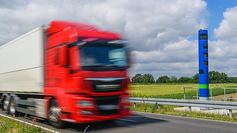 Maut-Erfassung an Bundesstraße - Blaue Kontrollsäulen kontrollieren seit 1. Juli in ganz Deutschland, ob Lkw-Fahrer die Maut ordnungsgemäß bezahlt haben. Maut-Erfassung an Bundesstraße - Blaue Kontrollsäulen kontrollieren seit 1. Juli in ganz Deutschland, ob Lkw-Fahrer die Maut ordnungsgemäß bezahlt haben.