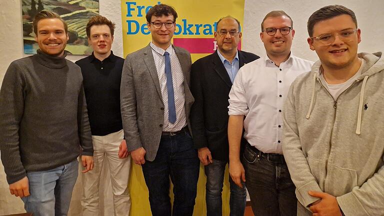 Das Team bei der Gründung: Markus Jordan (Co-Kreisvorsitzender, von links), Moritz Beck (Stellvertretender&nbsp; Ortsverbandsvorsitzender, Anton Hackel (Ortsverbandsvorsitzender), Daniel Schmitt (Stellvertretender Ortsverbandsvorsitzender Höchberg), Florian Kuhl (Bezirks-/Kreisrat, Co-Kreisvorsitzender) und Marc Clemens (Beisitzer).