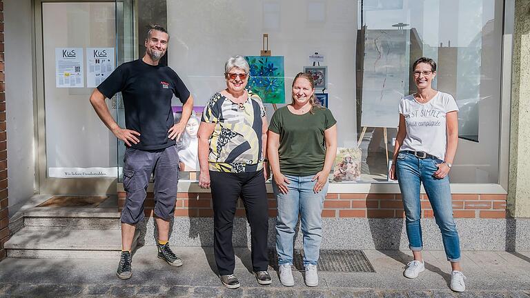 Auf dem Bild (von links) Jens Müller, Gertrud Anna Heller, Christina Schulz und Sabine König vor dem KulturSchaufenster.