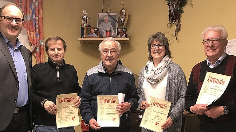 Vorsitzender Andreas Hertlein ehrte langjährige Mitglieder des TSV Urspringen. Von links: Andreas Hertlein, Urban Kratzer, Laurenz Kasamas, Sylvia Hart und Josef Zeller.