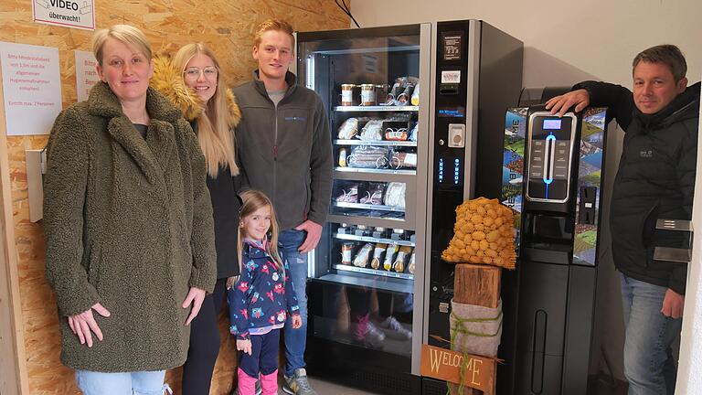 Fleischprodukte, Wurstspezialitäten und saisonal wechselnde Erzeugnisse bietet der Biobetrieb der Familie Blum ab sofort per Knopfdruck aus dem Verkaufsautomaten. Tina, Charlotte, Greta, Julian und Marco Blum (von links) freuen sich über den neuen Weg der Direktvermarktung. Fleischprodukte, Wurstspezialitäten und saisonal wechselnde Erzeugnisse bietet der Biobetrieb der Familie Blum ab sofort per Knopfdruck aus dem Verkaufsautomaten. Tina, Charlotte, Greta, Julian und Marco Blum (von links) freuen sich über den neuen Weg der Direktvermarktung.