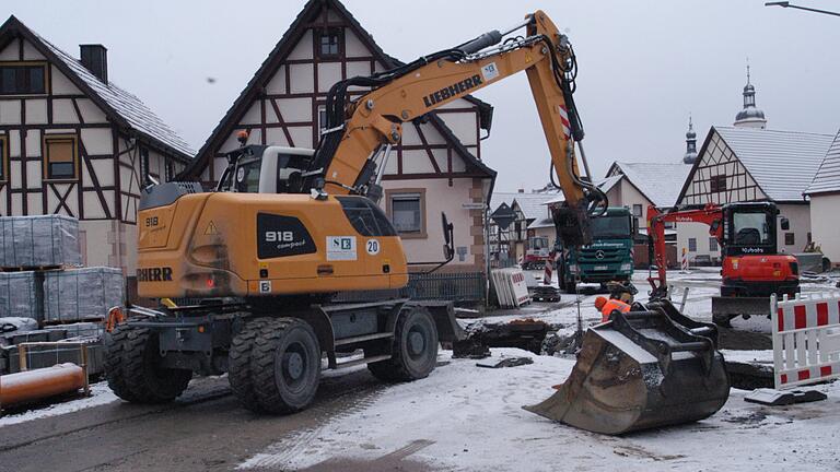 Keine Pause im Winter: Die Bauarbeiten in Aubstadt sind in vollem Gange.