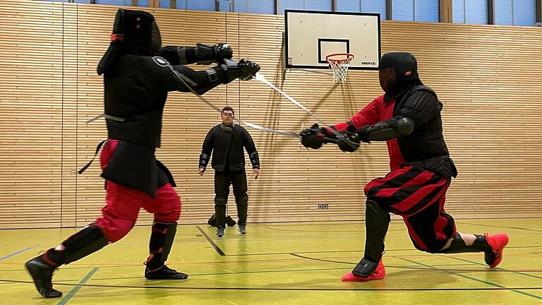 Die Gruppe 'Schwert &amp; Bogen' trainiert wöchentlich in der Turnhalle der Kitzinger Siedlungs-Grundschule den historischen Schwertkampf.