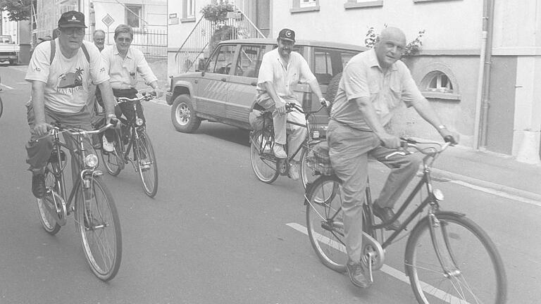 Auf Wahlkampf-Radtour in Neubrunn im Juli 1998: Manfred Ach (rechts) mit dem früheren Postminister und Würzburger CSU-Bundestagsabgeordneten Wolfgang Bötsch (links). Auf Wahlkampf-Radtour in Neubrunn im Juli 1998: Manfred Ach (rechts) mit dem früheren Postminister und Würzburger CSU-Bundestagsabgeordneten Wolfgang Bötsch (links).