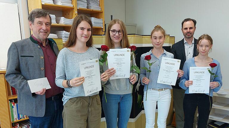 Es freuen sich über den großen Erfolg die Preisträgerinnen (von links) Nele Hunecke, Mia Weinand, Charlotte Seystahl und Clara Göllner, dazwischen Schulleiter Markus Binzenhöfer und Kursleiter Ludger Arens.