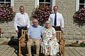 Gemütlich auf dem 'Hochzeitsbänkle' in der Sonne sitzt das Jubelpaar Herbert und Doris Fiedler in Thüngen. Zur Goldenen Hochzeit gratulierten Bürgermeister Lorenz Strifsky und Pfarrer Tilmann Schneider.