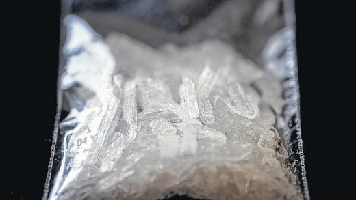 Gefährliche Droge: Ein Päckchen Crystal-Meth, beschlagnahmt von einer Zolleinheit im bayerischen Selb.