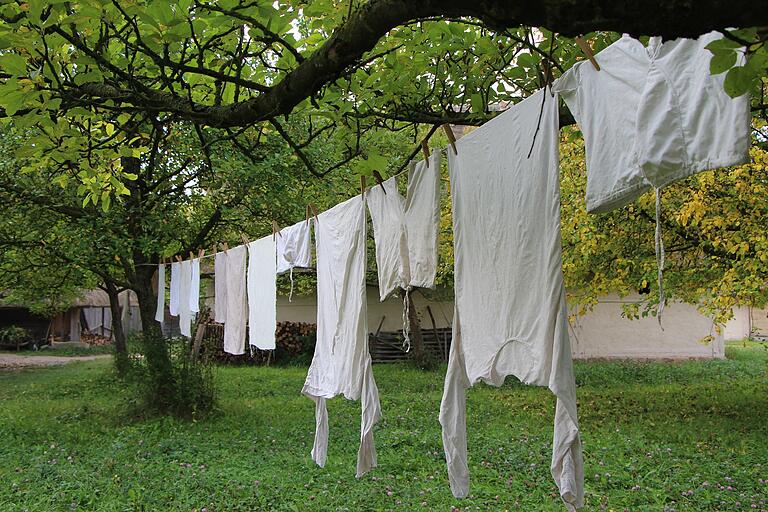 Wäsche trocknen – auch das gehört zum Alltag im Mittelalter Foto: Fränkisches Freilandmuseum / Ute Rauschenbach