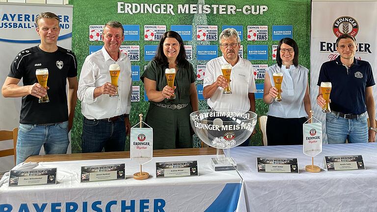 Bei der Auslosung der Gruppen für das Landesfinale um den Erdinger Meister-Cup (von links) waren Marc Willenbockel (Fußball-Abteilungsleiter TSV Gaimersheim), Ulrich Hackner (stellvertretender Vorsitzender TSV Gaimersheim), Andrea Mickel (Erste Bürgermeisterin Gaimersheim), Josef Janker (Verbands-Spielleiter), Kerstin Costa (Verbands-Spielleiterin) und Tobias Schneider (Erdinger Weißbräu) dabei.