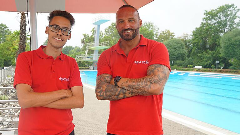 Ein eingespieltes Team: Die zwei Schwimmmeister Jamel Nowacinski (links) und Christian Böttcher sorgen im Kitzinger Freibad für das Wohl der Badegäste. Ein eingespieltes Team: Die zwei Schwimmmeister Jamel Nowacinski (links) und Christian Böttcher sorgen im Kitzinger Freibad für das Wohl der Badegäste.