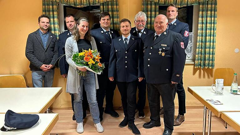 Das Foto zeigt (von links) Feuerwehrreferent Moritz Hornung, 2. Kommandant Sebastian Barth, Kassiererin Jenny Elflein, 1. Kommandant Christian Strobel, Martin Schmiedel, Dieter Söllner, 1. Vorsitzender Erwin Strobel und 2. Vorsitzender Waldemar Herliz.