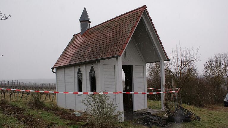 Mehrmals wurde die kleine Stiftskapelle in den Weinbergen von Sommerach ein Opfer von Vandalismus. Im März 2023 war darin ein Feuer entdeckt worden.